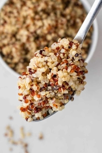 بهترین غذاها برای IBS (روده تحریک پذیر): چی بخوریم که IBS بدتر نشه؟ 10 پخت کینوا انواع کینوا نحوه مصرف دانه کینوا